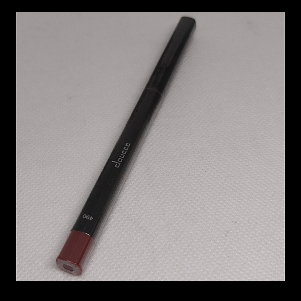 Douce Lip Liner in Deep Red "Very Berry"